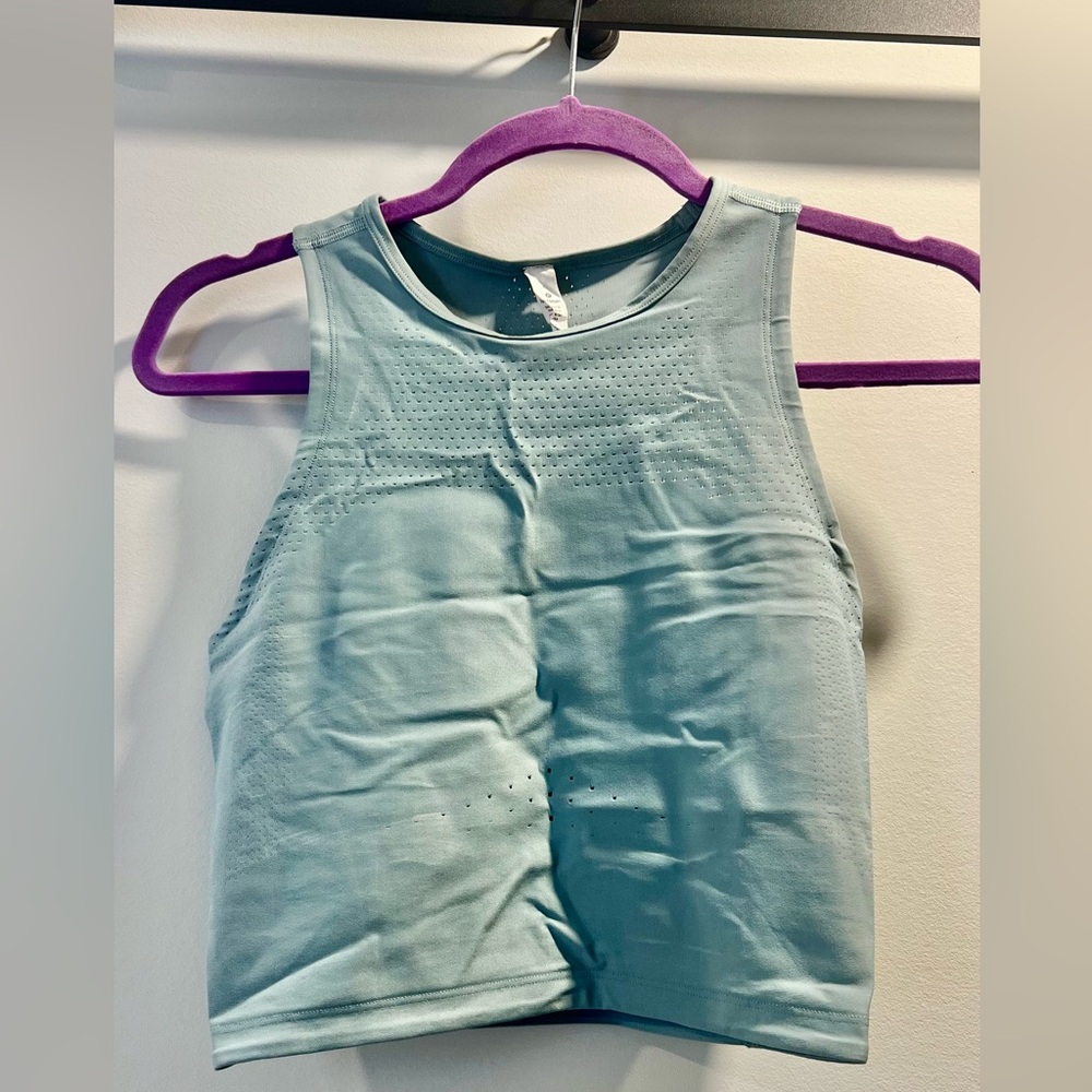 Zoned in lululemon cropped top